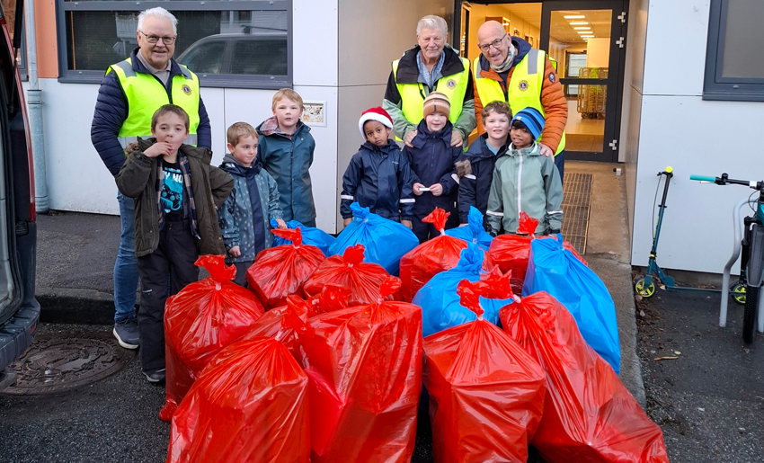 Barn hjelper barn gjennomført på nytt